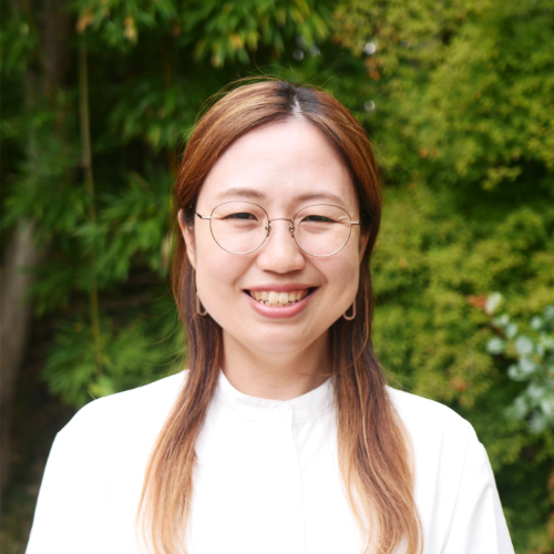 本人写真。眼鏡をかけている女性。