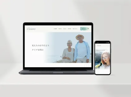 メガネ会社コーポレートサイトのパソコンとスマートフォンのモックアップ画像